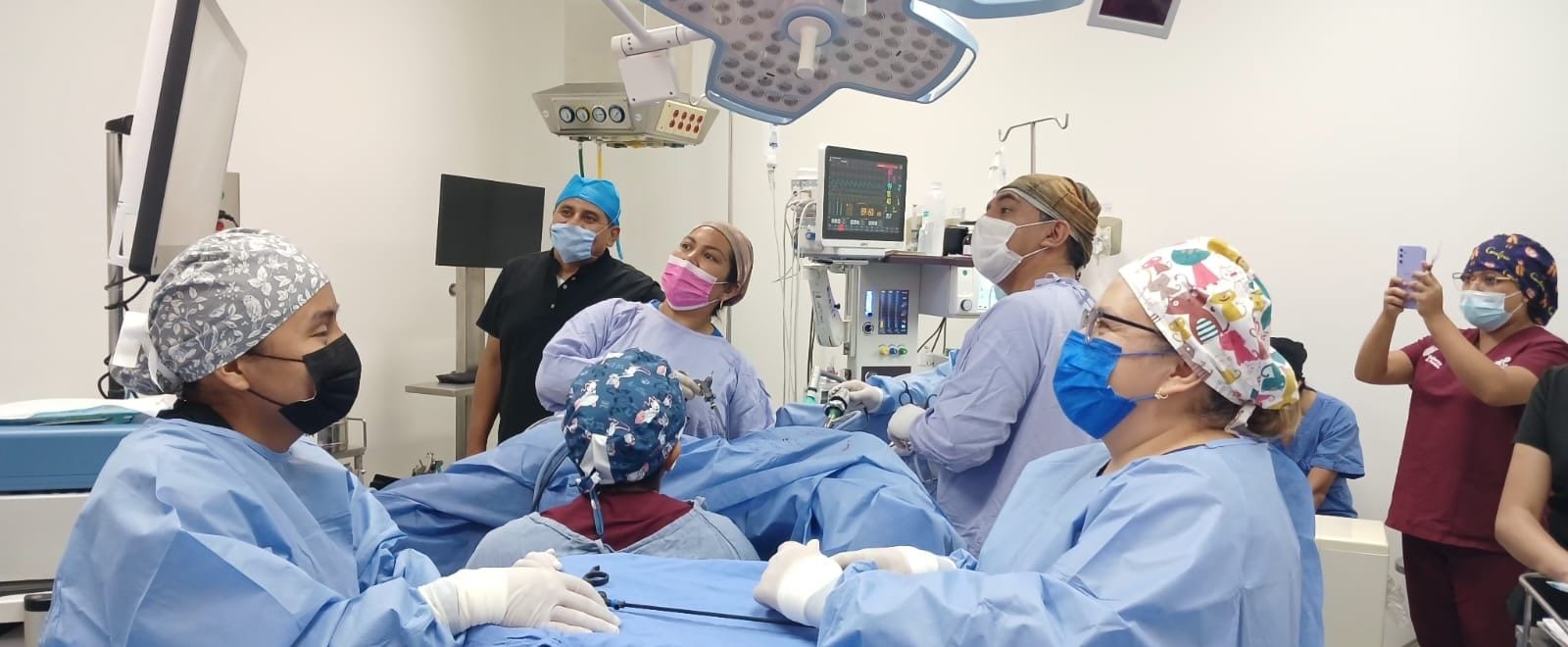 Equipo quirúrgico durante una cirugía de mínima invasión por laparoscopia